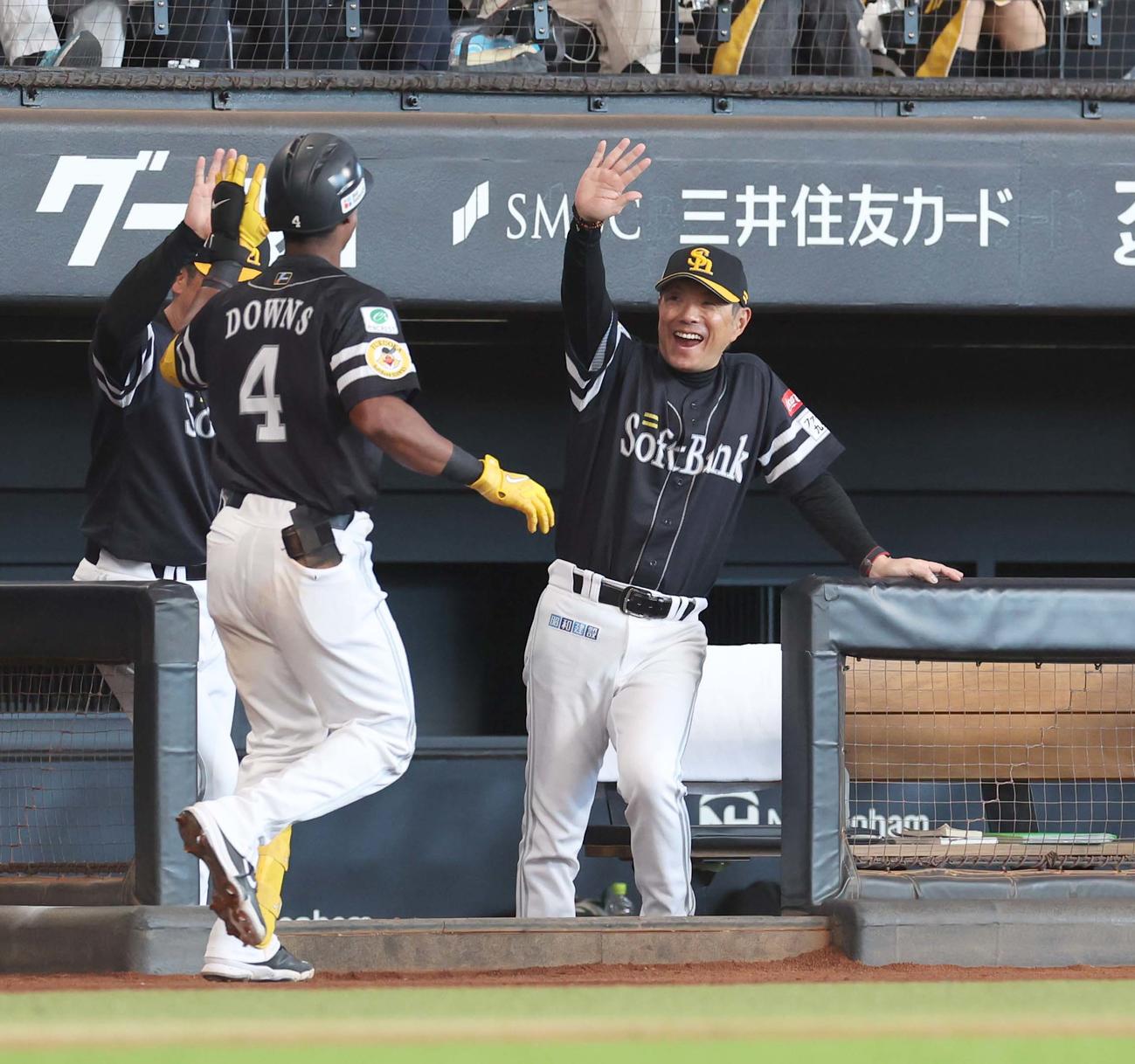 日本ハム対ソフトバンク　1回表、本塁打を放ったダウンズを出迎える小久保監督（撮影・黒川智章）
