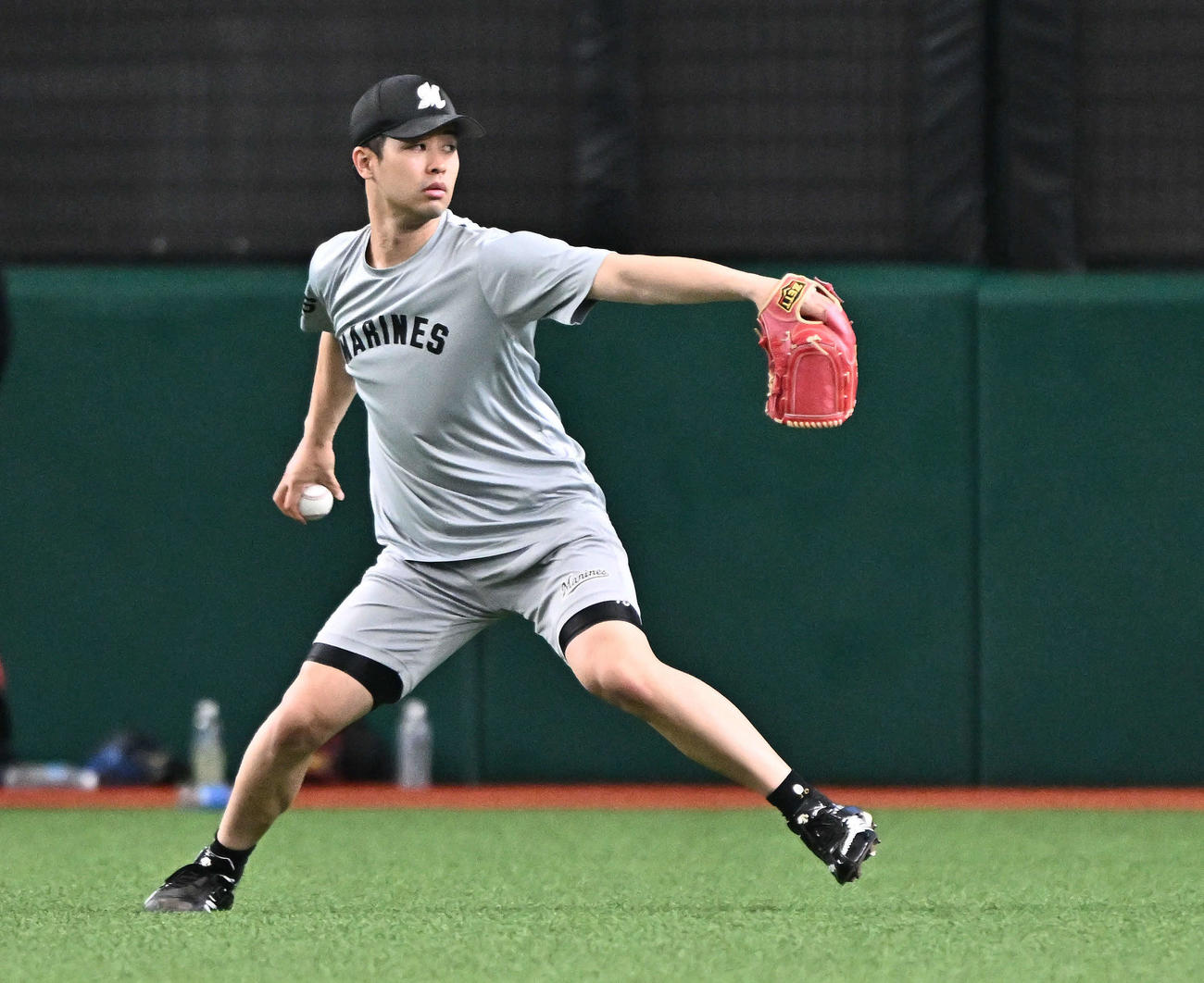 西武対ロッテ　試合前練習で調整するロッテ種市（撮影・滝沢徹郎）