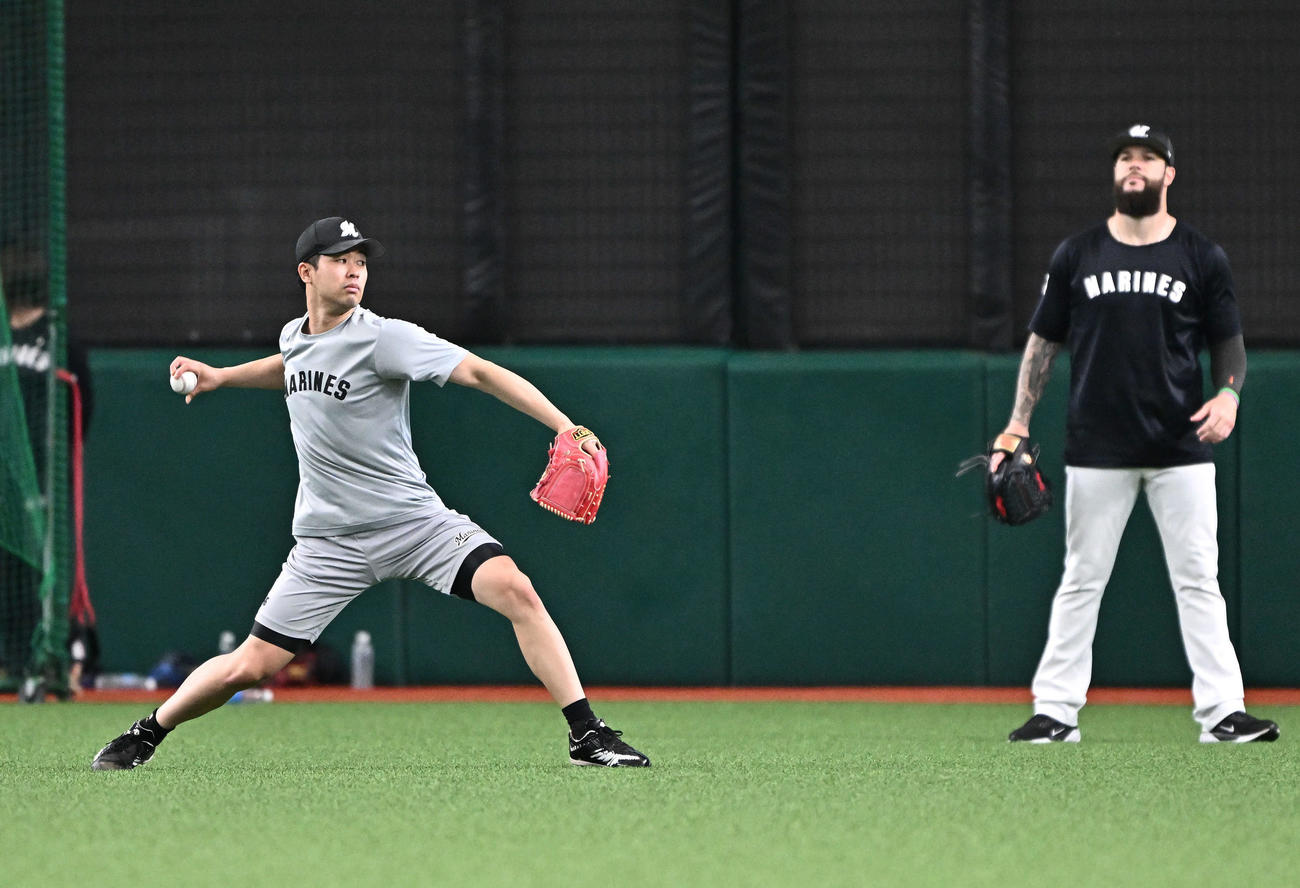 西武対ロッテ　試合前練習で調整するロッテ種市（左）（撮影・滝沢徹郎）