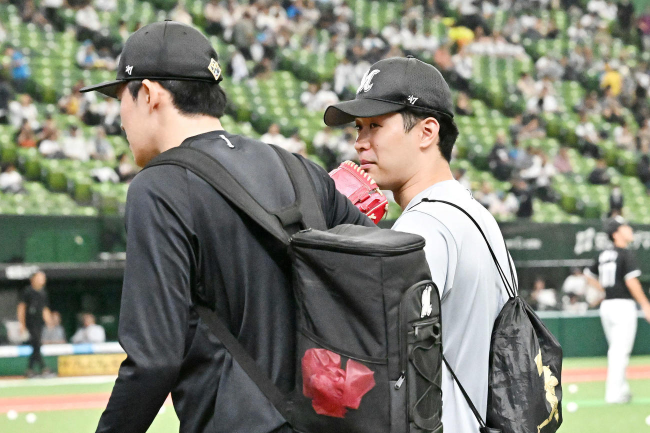 西武対ロッテ　試合前練習を終え引き揚げるロッテ種市（右）と佐々木（撮影・滝沢徹郎）