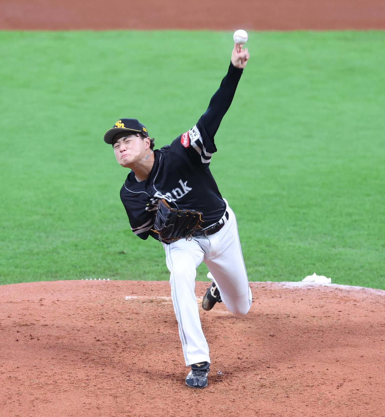 日本ハム対ソフトバンク　力投するソフトバンク先発の前田純（撮影・黒川智章）