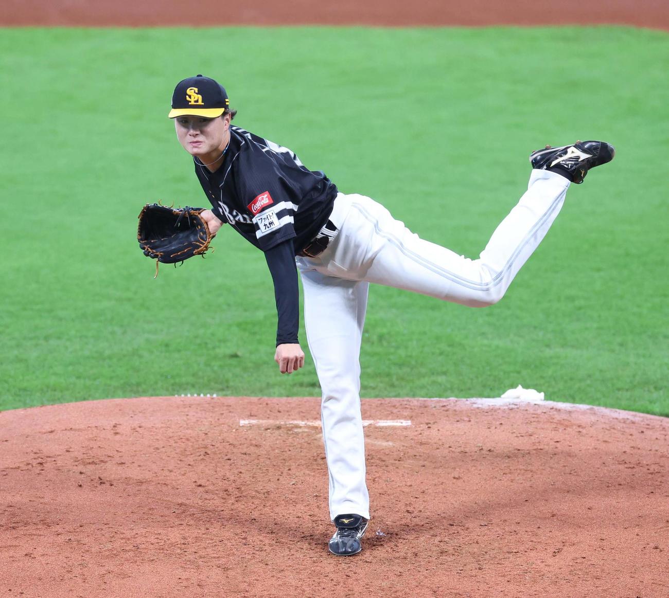 日本ハム対ソフトバンク　力投するソフトバンク先発の前田純（撮影・黒川智章）