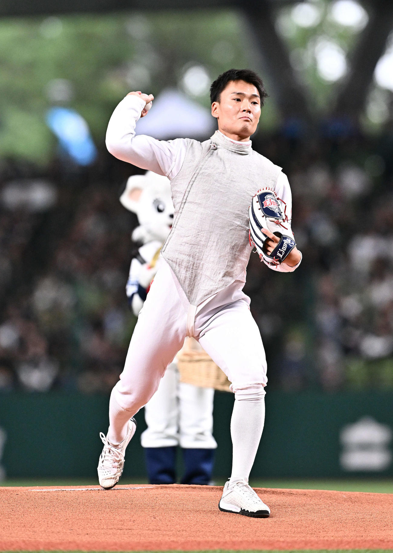 西武対ロッテ　セレモニアルピッチで投球するフェンシング男子日本代表の松山（撮影・滝沢徹郎）
