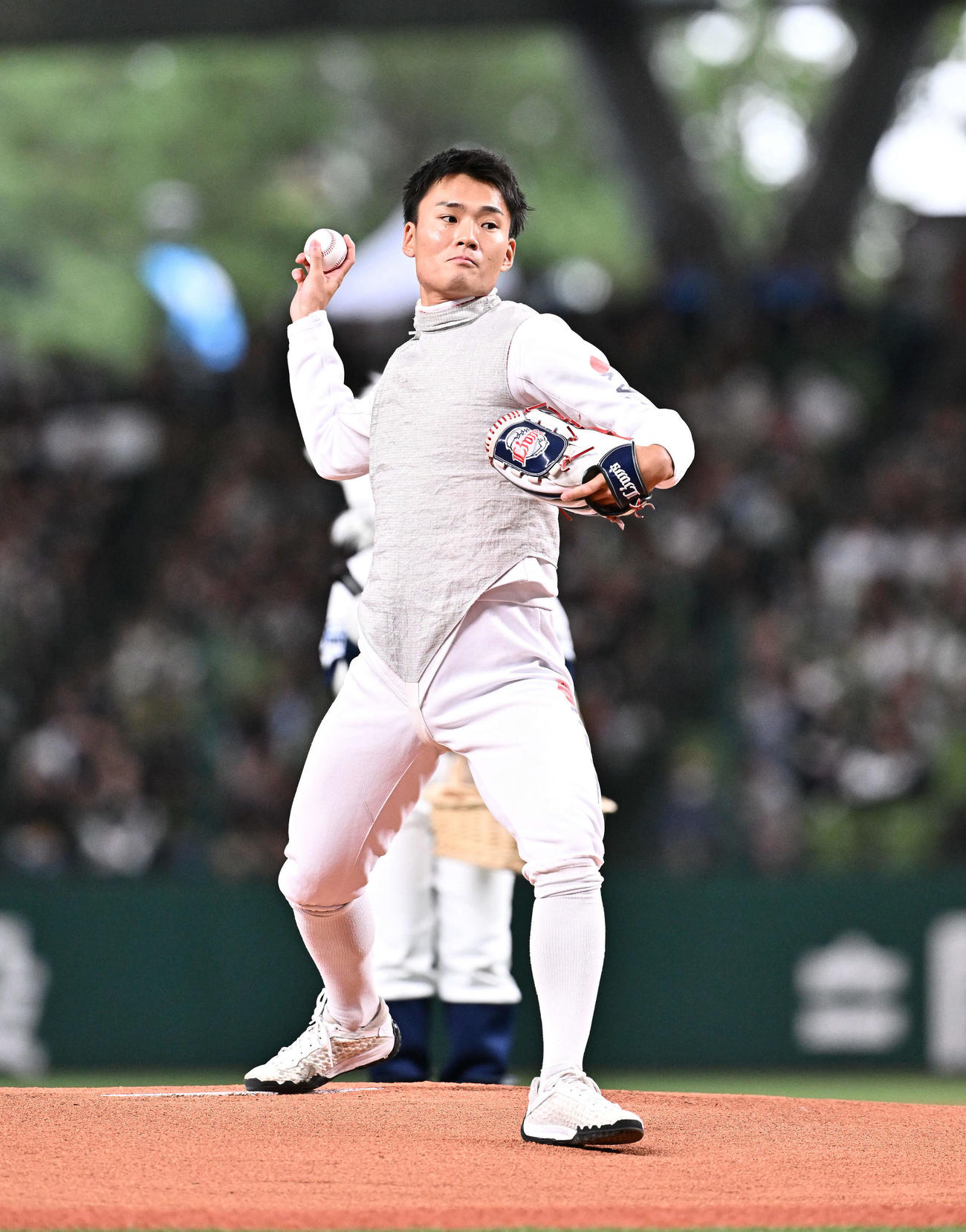 西武対ロッテ　セレモニアルピッチで投球するフェンシング男子日本代表の松山（撮影・滝沢徹郎）