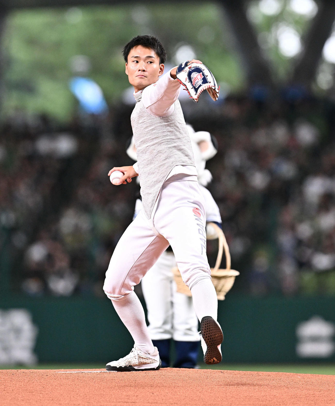 西武対ロッテ　セレモニアルピッチで投球するフェンシング男子日本代表の松山（撮影・滝沢徹郎）