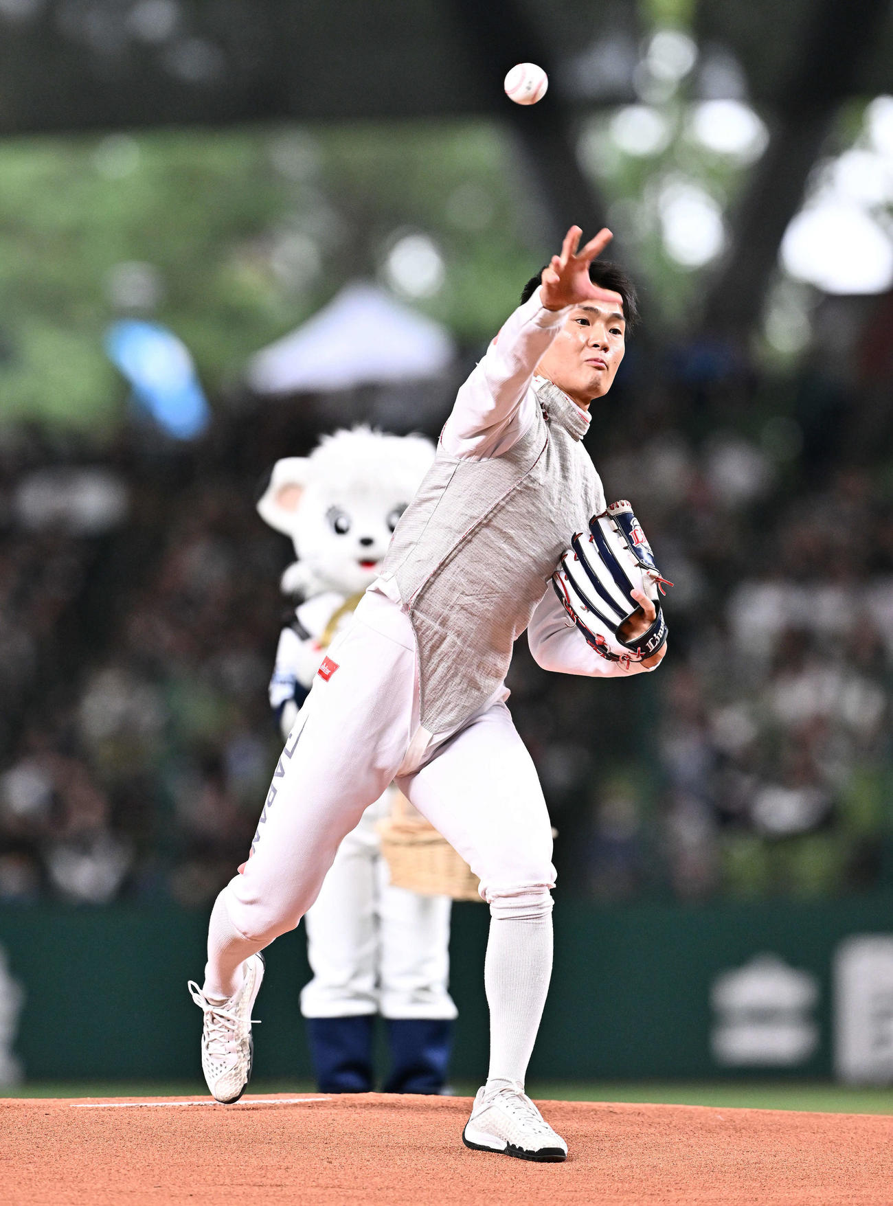 西武対ロッテ　セレモニアルピッチで投球するフェンシング男子日本代表の松山（撮影・滝沢徹郎）