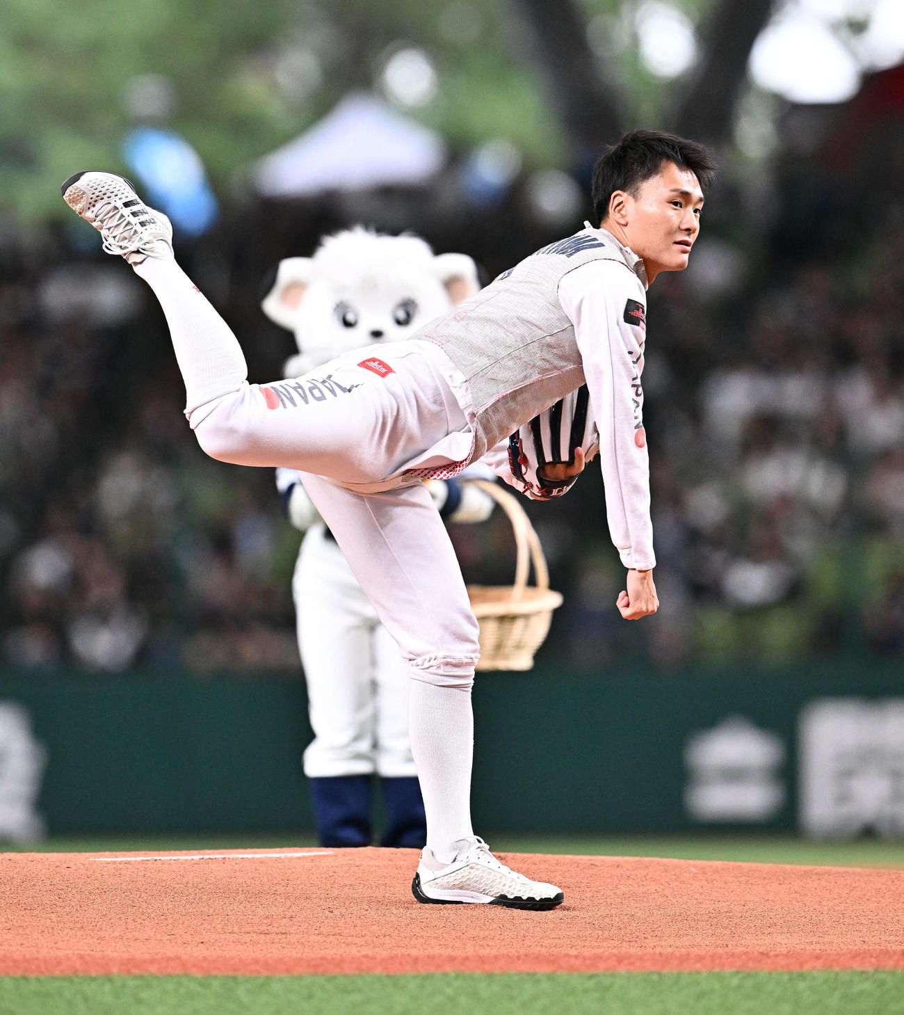 西武対ロッテ　セレモニアルピッチで投球するフェンシング男子日本代表の松山（撮影・滝沢徹郎）