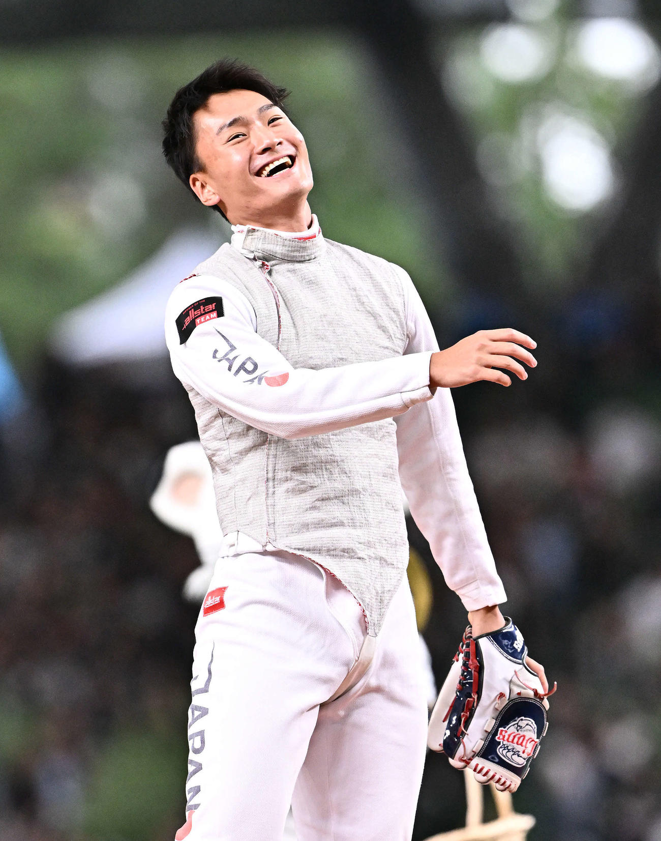 西武対ロッテ　セレモニアルピッチを終え笑顔のフェンシング男子日本代表の松山（撮影・滝沢徹郎）