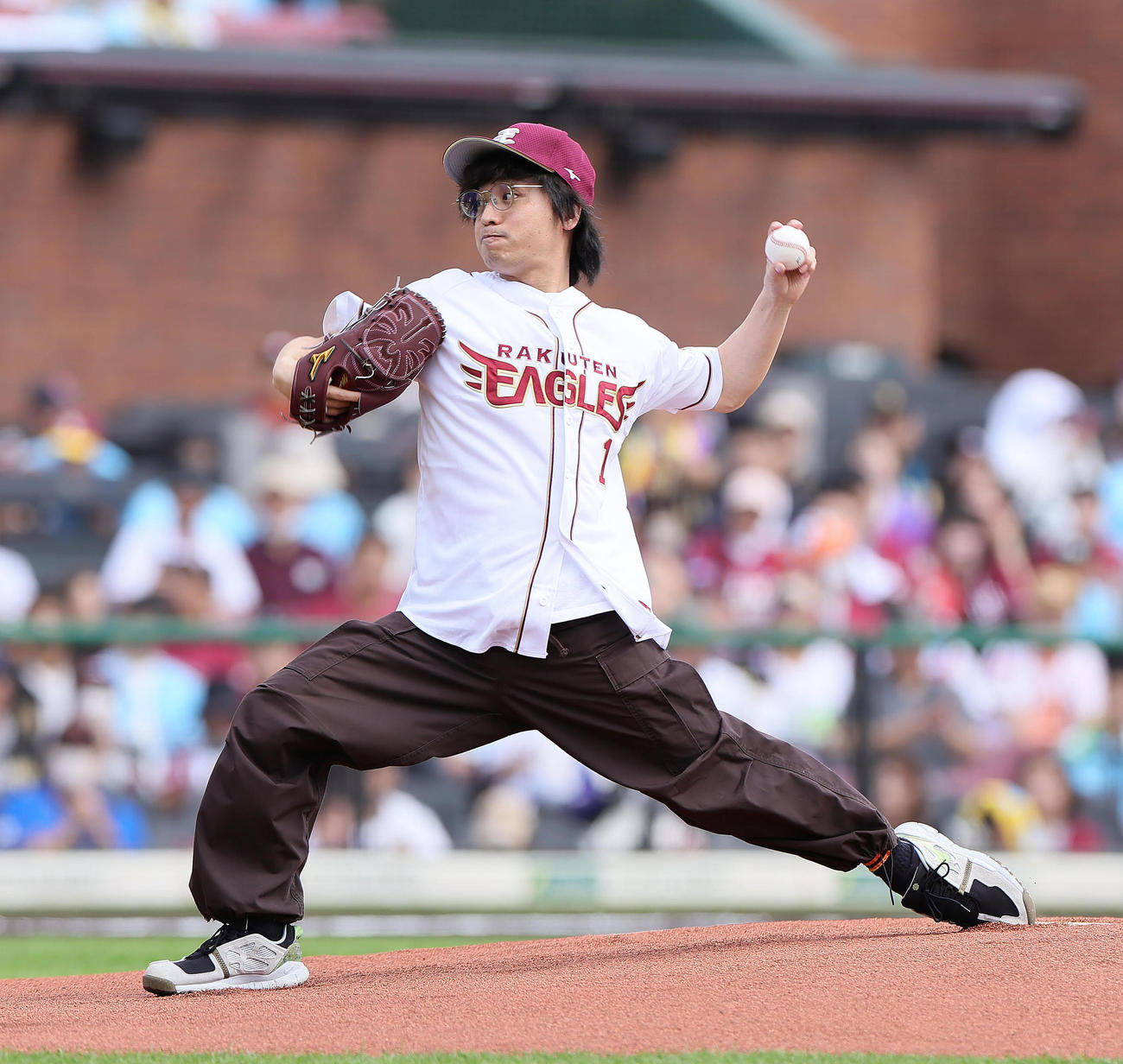 楽天対オリックス　セレモニアルピッチを務めたお笑いコンビのエバースの佐々木隆史（撮影・足立雅史）