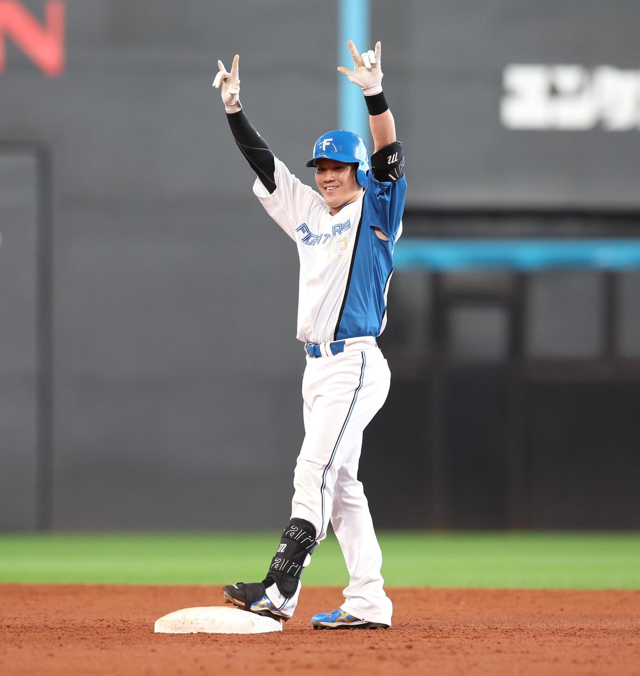 日本ハム対ソフトバンク　7回裏日本ハム2死一、二塁、左中間に2点適時二塁打を放ちポーズをとる伏見（撮影・黒川智章）
