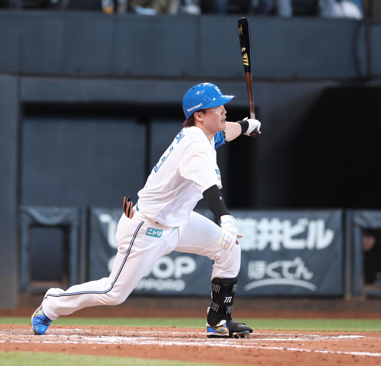 日本ハム対ソフトバンク　7回裏日本ハム2死一、二塁、左中間に2点適時二塁打を放つ伏見（撮影・黒川智章）
