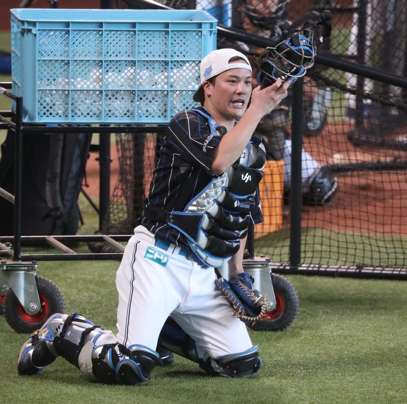 日本ハム対ソフトバンク　捕球練習する伏見（撮影・黒川智章）