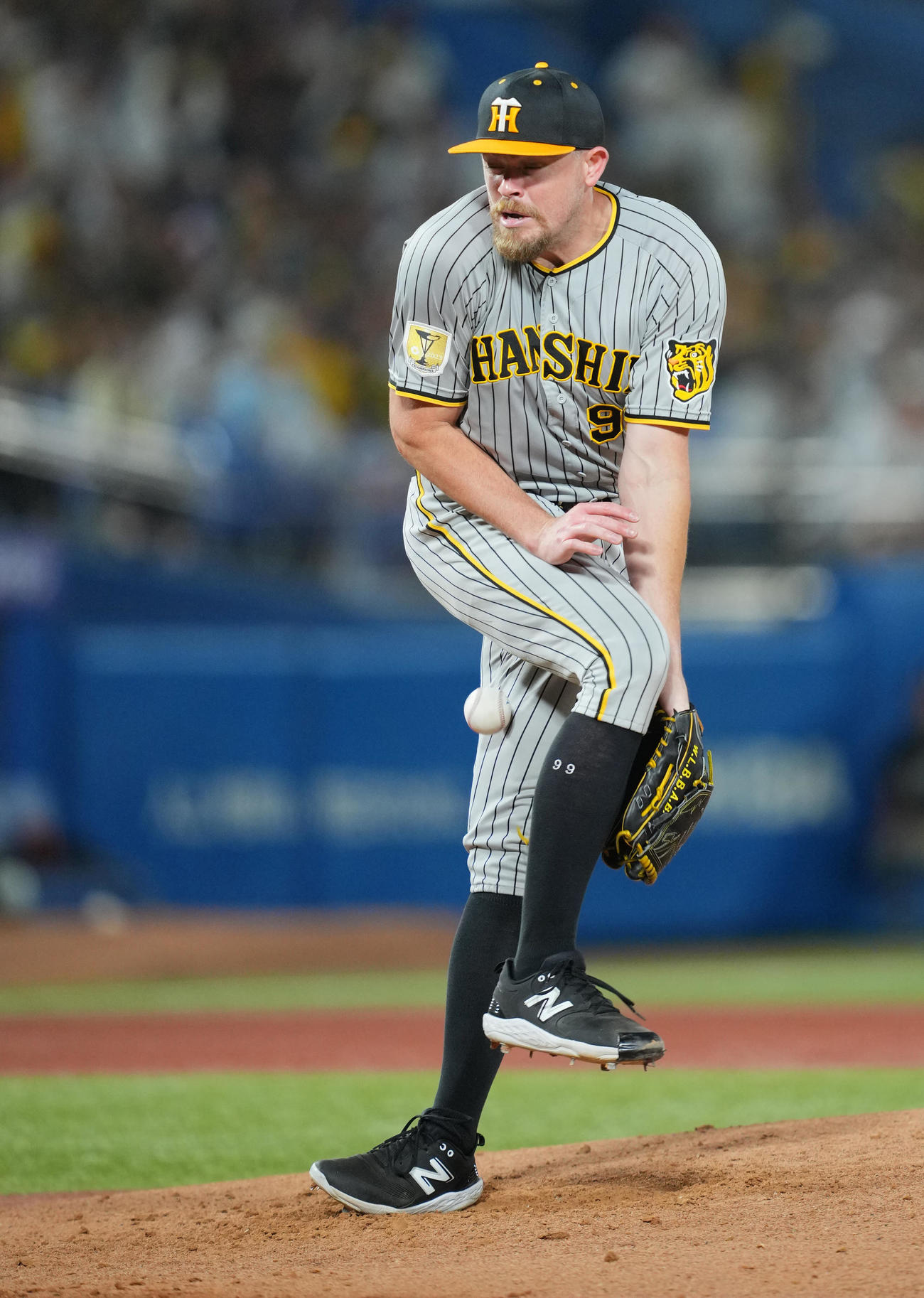 打球がビーズリーの右太もも付近に直撃する（2024年9月28日撮影）