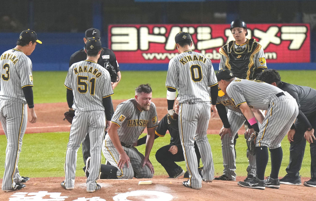 打球が足に直撃し座り込むビーズリー（中央）（2024年9月28日撮影）