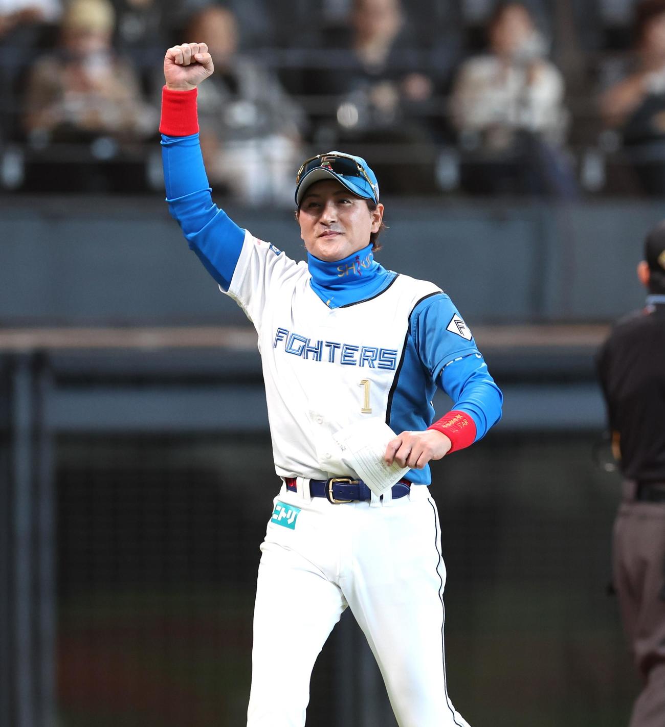 日本ハム対ソフトバンク　メンバー表交換吾、スタンドに向かってガッツポーズの新庄監督（撮影・黒川智章）