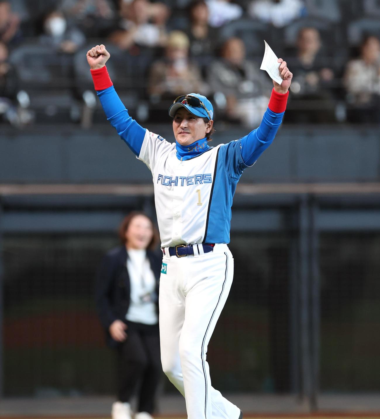 日本ハム対ソフトバンク　メンバー表交換吾、スタンドに向かってガッツポーズの新庄監督（撮影・黒川智章）