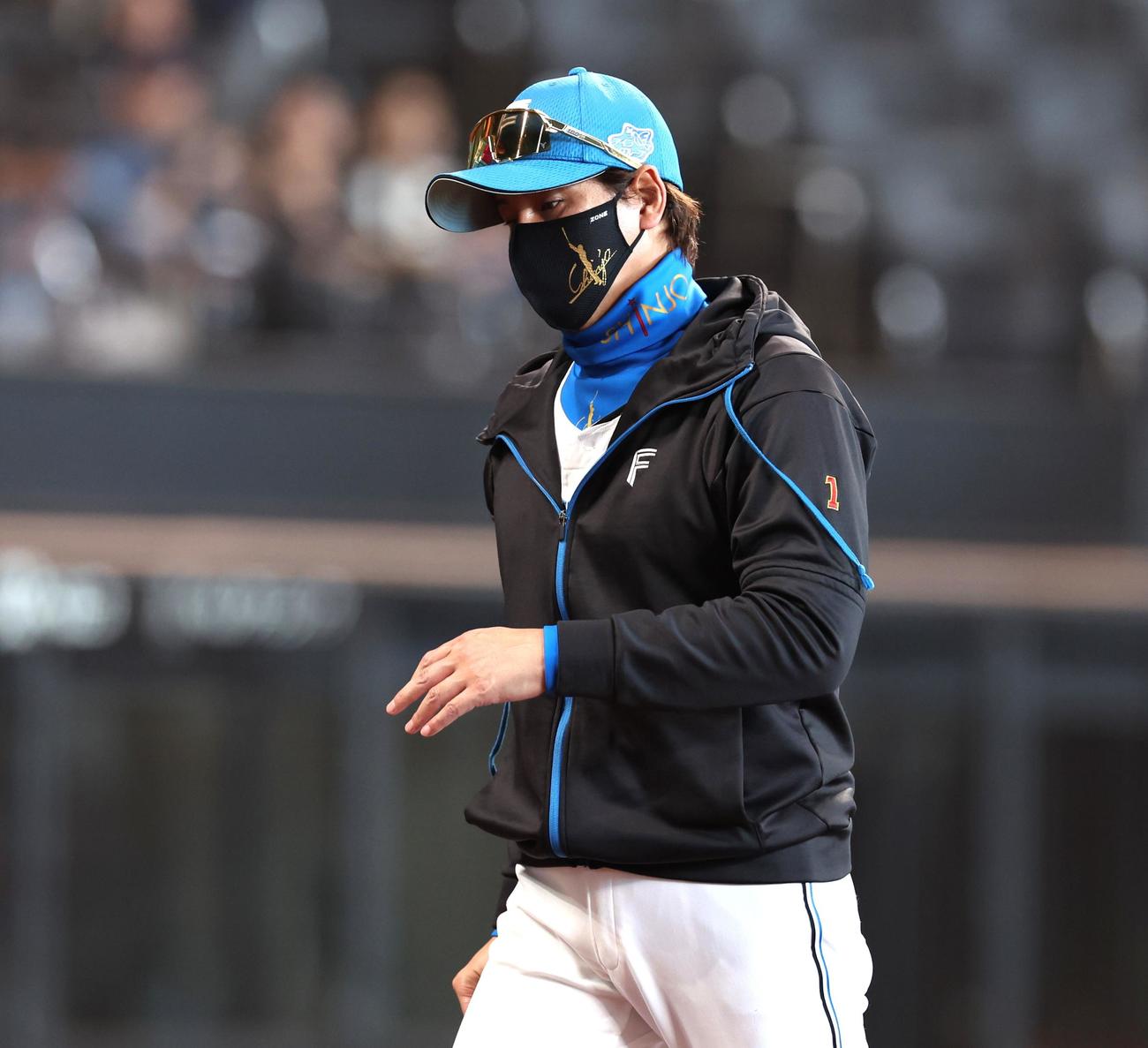 日本ハム対ソフトバンク　選手交代を告げる新庄監督（撮影・黒川智章）