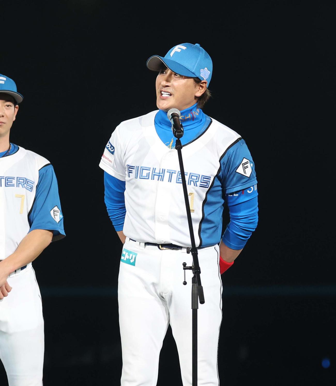 日本ハム対ソフトバンク　ホーム最終戦セレモニーであいさつする新庄監督（撮影・黒川智章）
