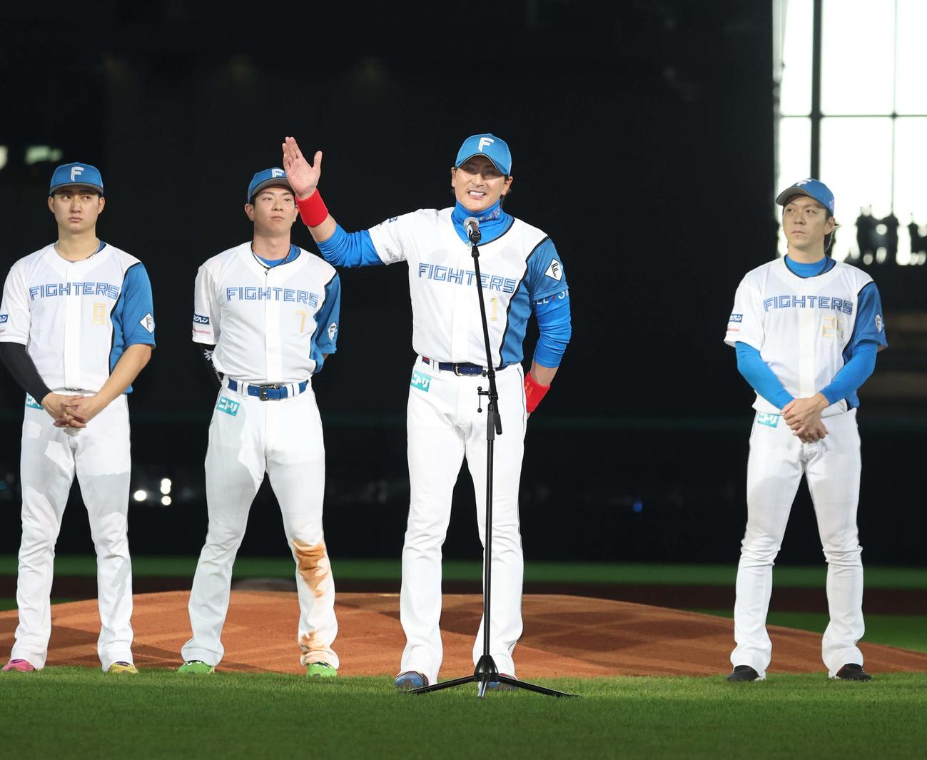 日本ハム対ソフトバンク　ホーム最終戦セレモニーであいさつする新庄監督（撮影・黒川智章）