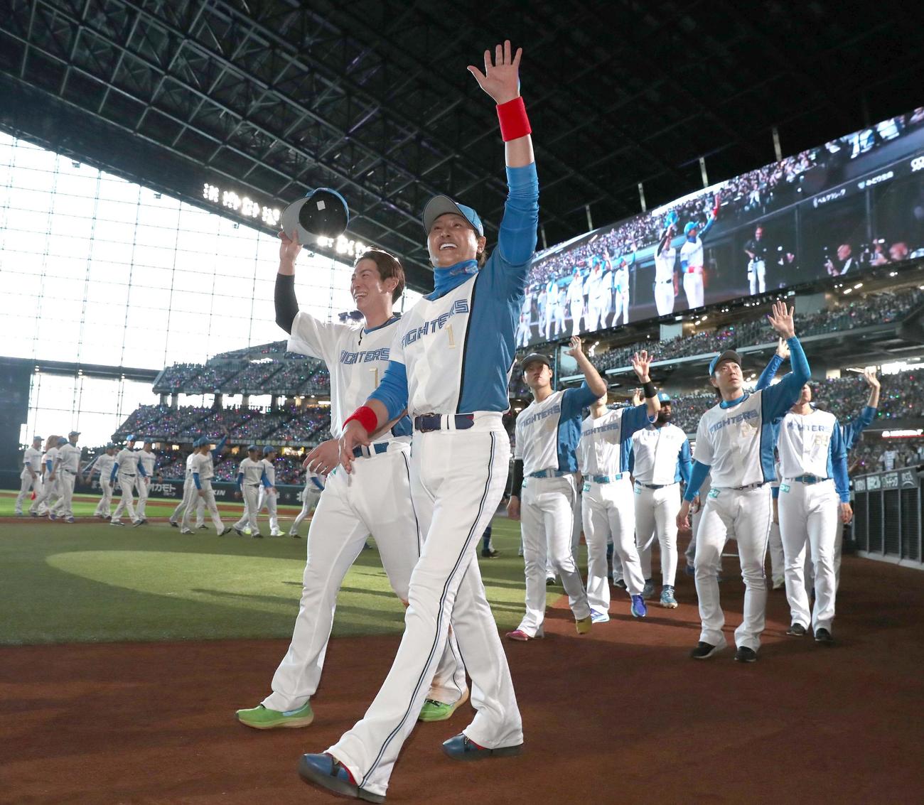 日本ハム対ソフトバンク　ホーム最終戦セレモニーで手を振って場内を1周する新庄監督。左は松本剛（撮影・黒川智章）
