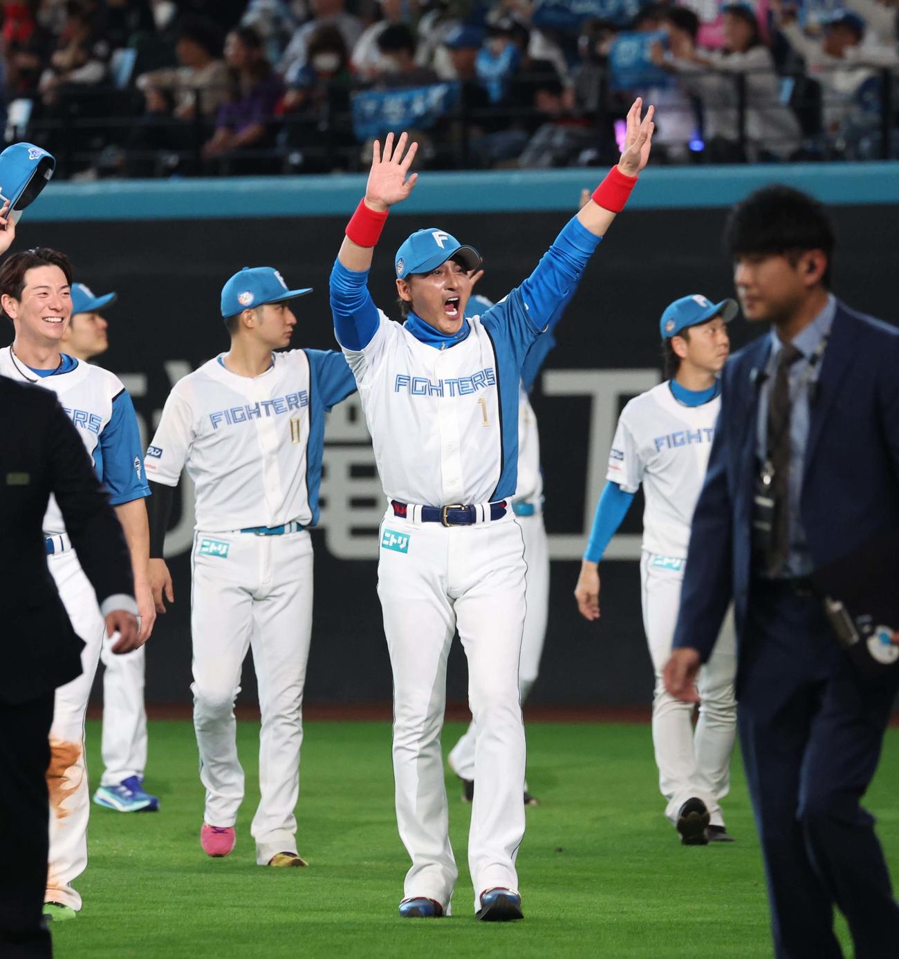 日本ハム対ソフトバンク　ホーム最終戦セレモニーで手を振って場内を1周する新庄監督（撮影・黒川智章）