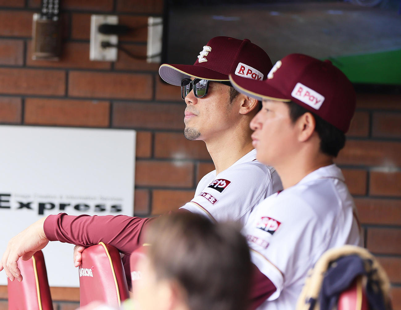 楽天対オリックス　戦況を見つめる楽天今江監督（左）（撮影・足立雅史）