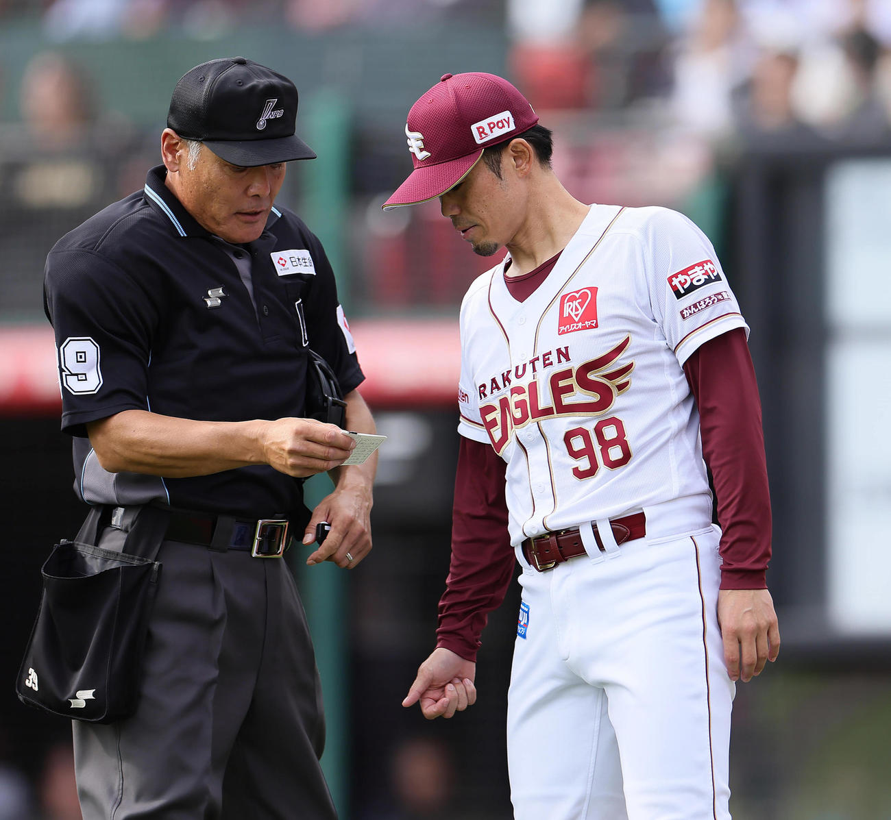 楽天対オリックス　厳しい表情で投手交代を告げる楽天今江監督（撮影・足立雅史）
