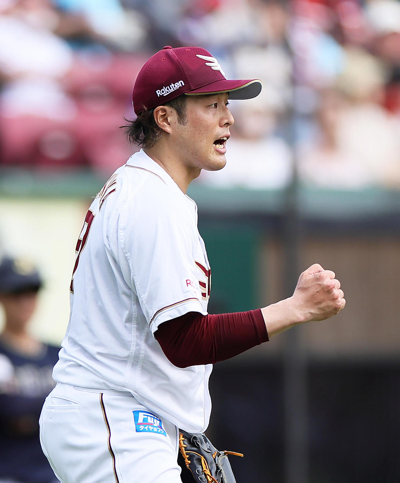 楽天対オリックス　2回表オリックス2死三塁、若月を三ゴロに仕留めガッツポーズする滝中（撮影・足立雅史）