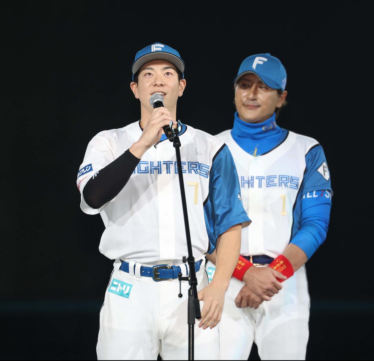 日本ハム対ソフトバンク　ホーム最終戦セレモニーであいさつする選手会長の松本剛（撮影・黒川智章）