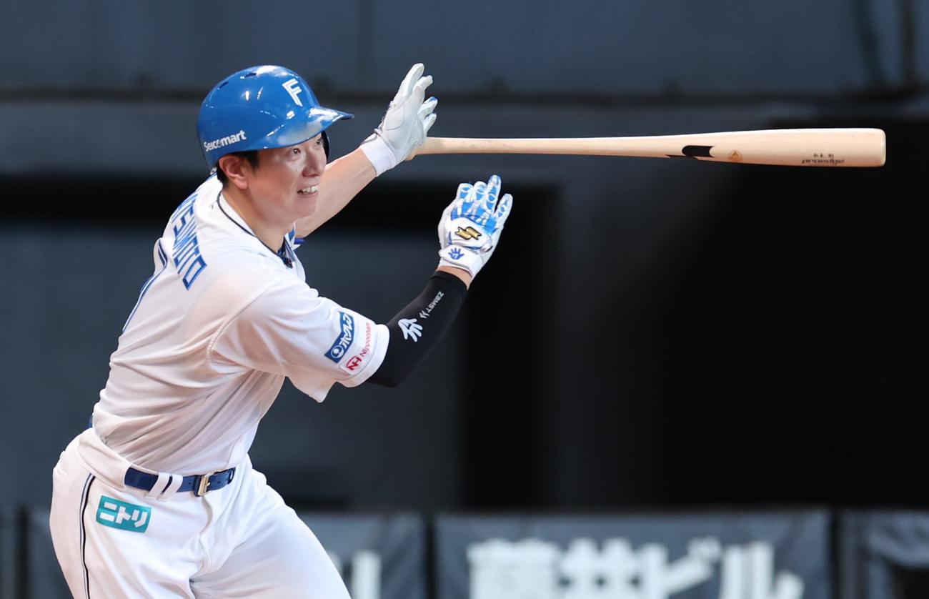 日本ハム対ソフトバンク　1回裏日本ハム1死、右前打を放つ松本剛（撮影・黒川智章）