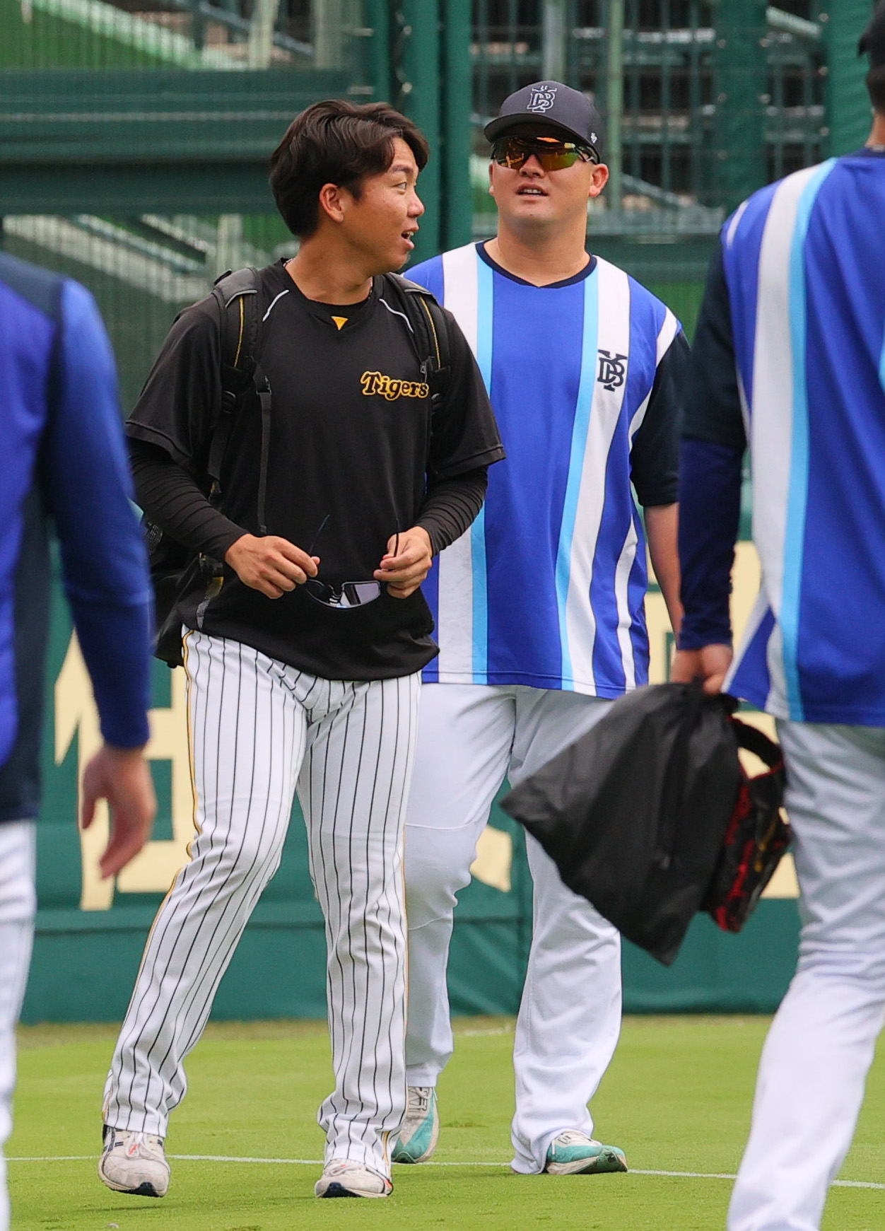 阪神対DeNA　試合前、阪神村上（左）はDeNA牧と会話する（撮影・上山淳一）