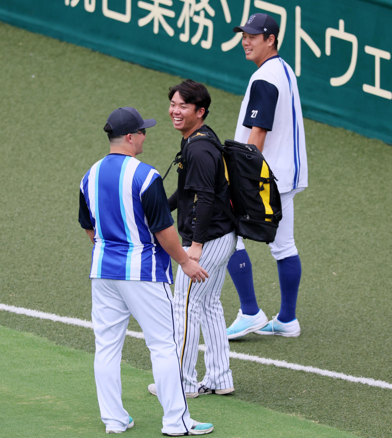阪神対DeNA　練習を終えた村上はDeNA牧（左）と談笑。右は上茶谷（撮影・加藤哉）