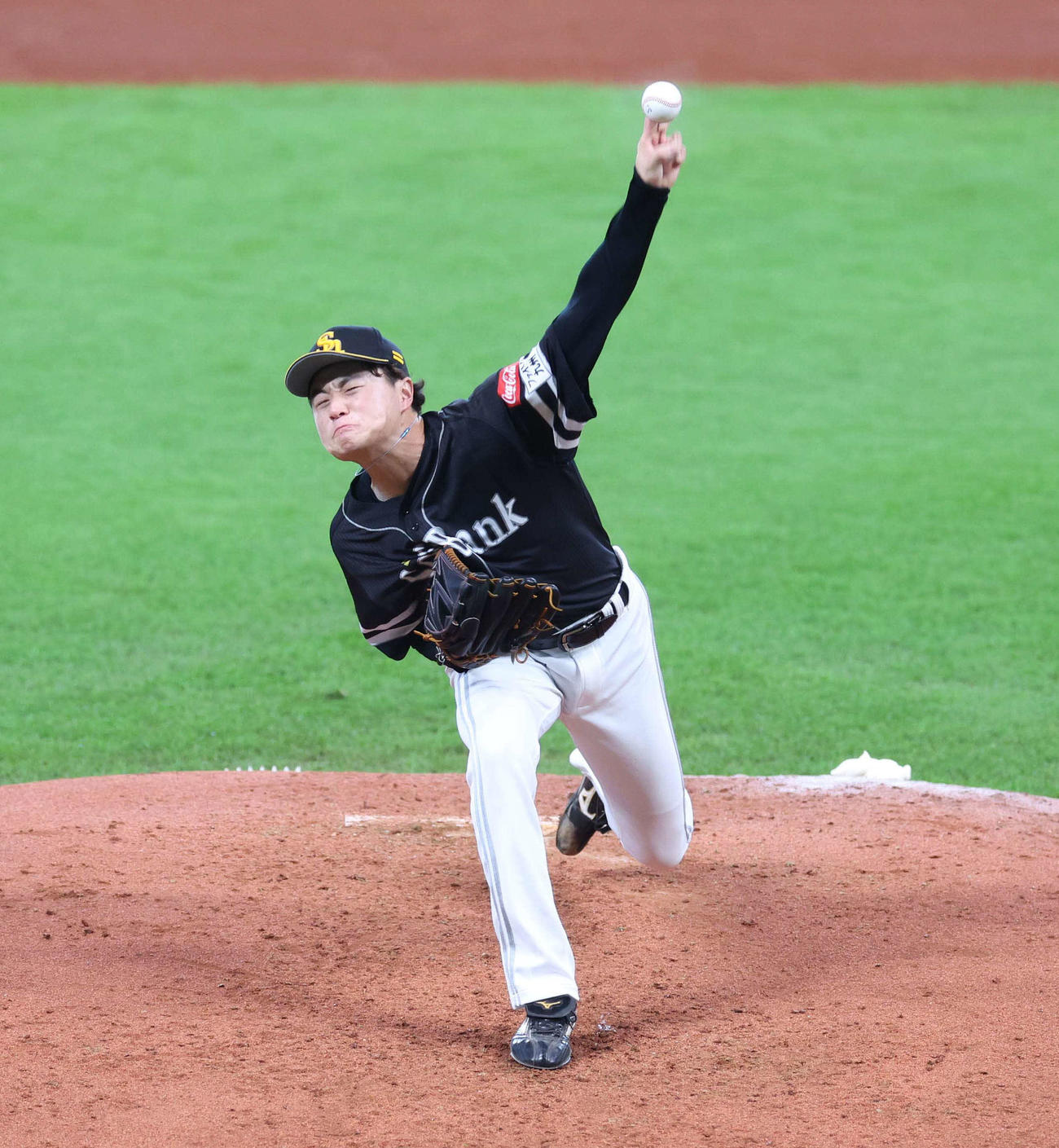 日本ハム対ソフトバンク　力投するソフトバンク先発の前田純（撮影・黒川智章）