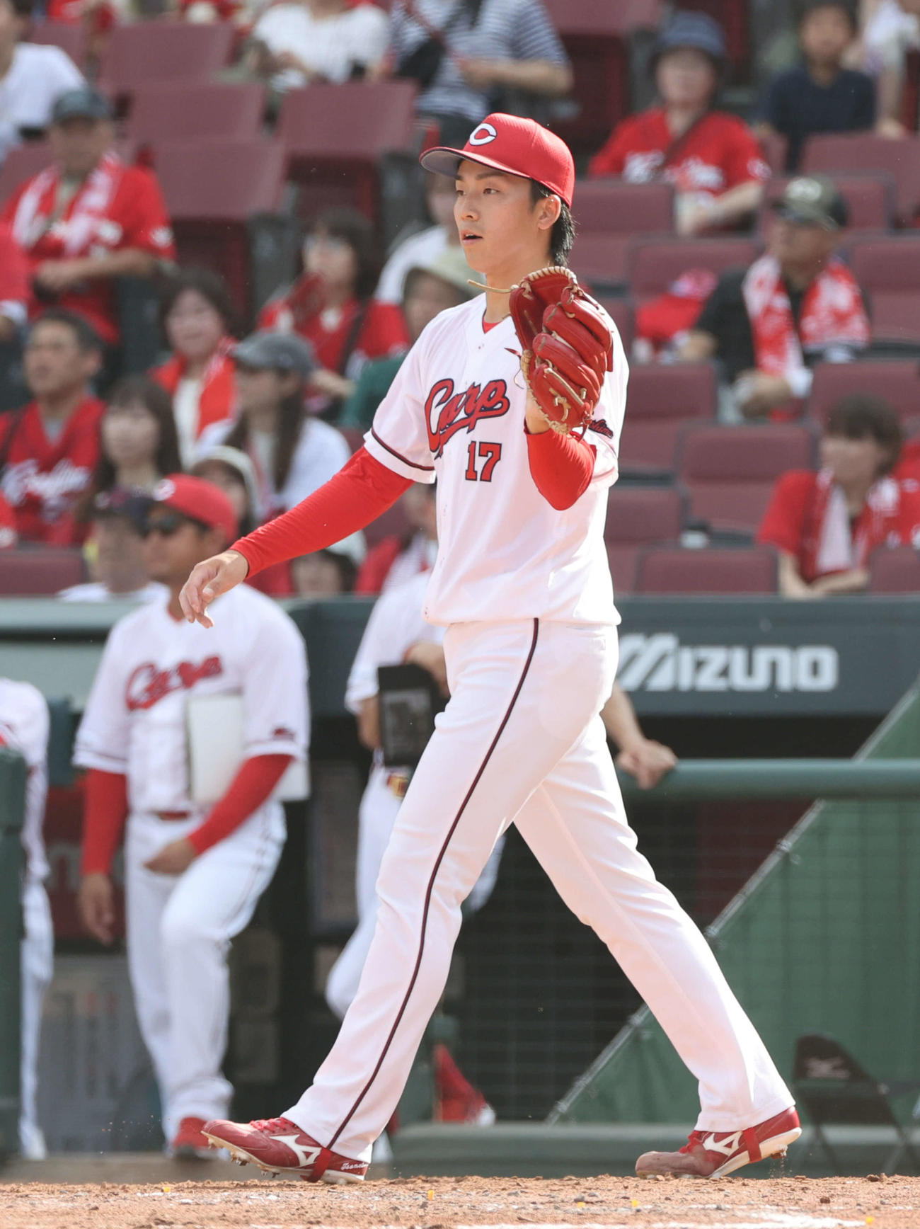 広島対中日　4回表中日無死一、三塁、板山に同点中犠飛を浴びた常広（撮影・加藤孝規）