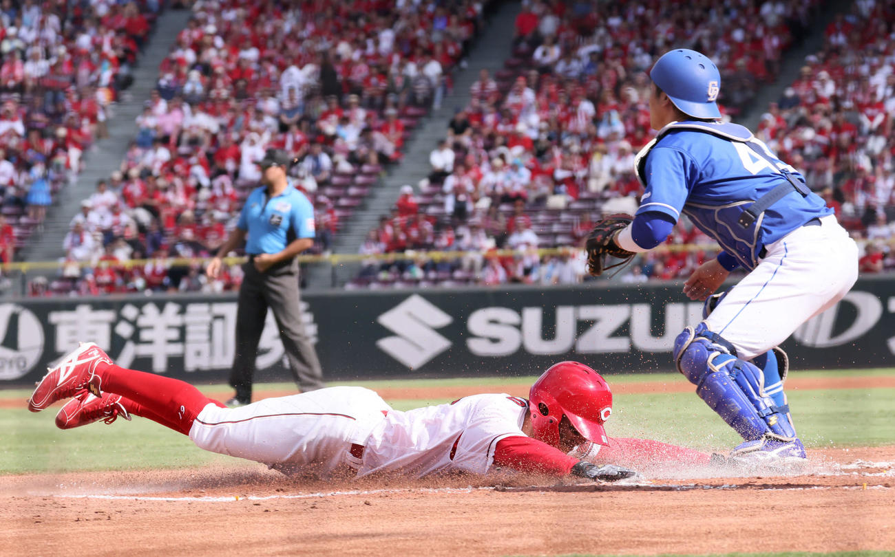 広島対中日　1回裏広島無死一、三塁、小園の勝ち越し左犠飛で矢野が生還（撮影・加藤孝規）