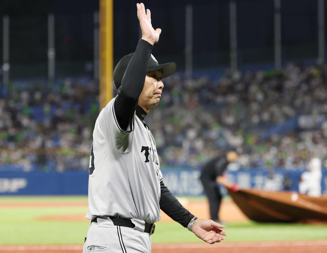 ヤクルト対巨人　試合前、スタンドに手を振る巨人阿部監督（撮影・宮地輝）