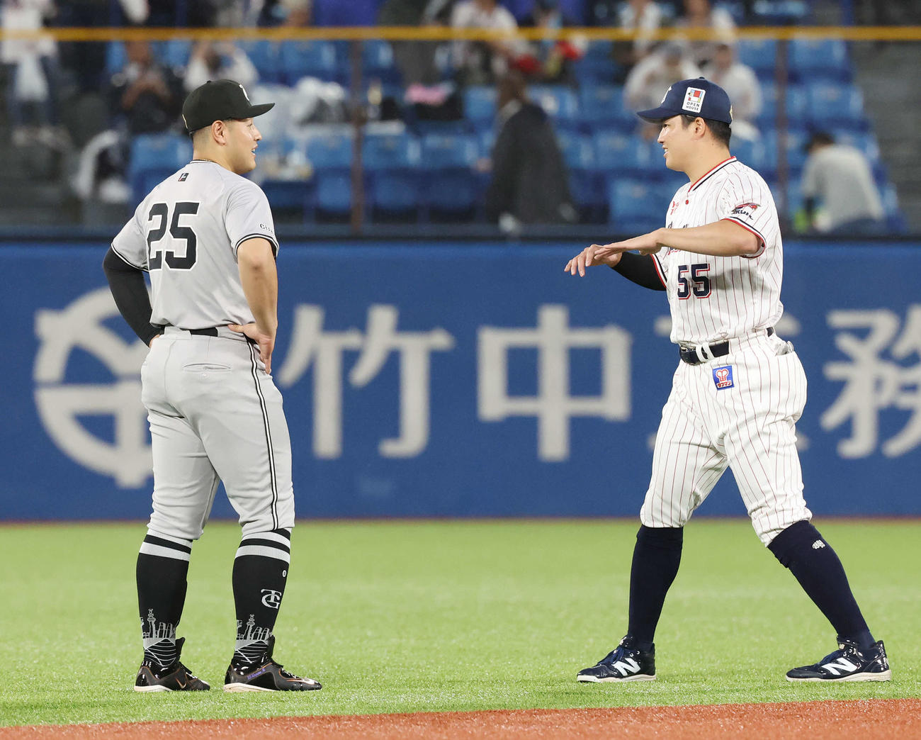 ヤクルト対巨人　試合前、言葉を交わす巨人岡本和（左）とヤクルト村上（撮影・宮地輝）