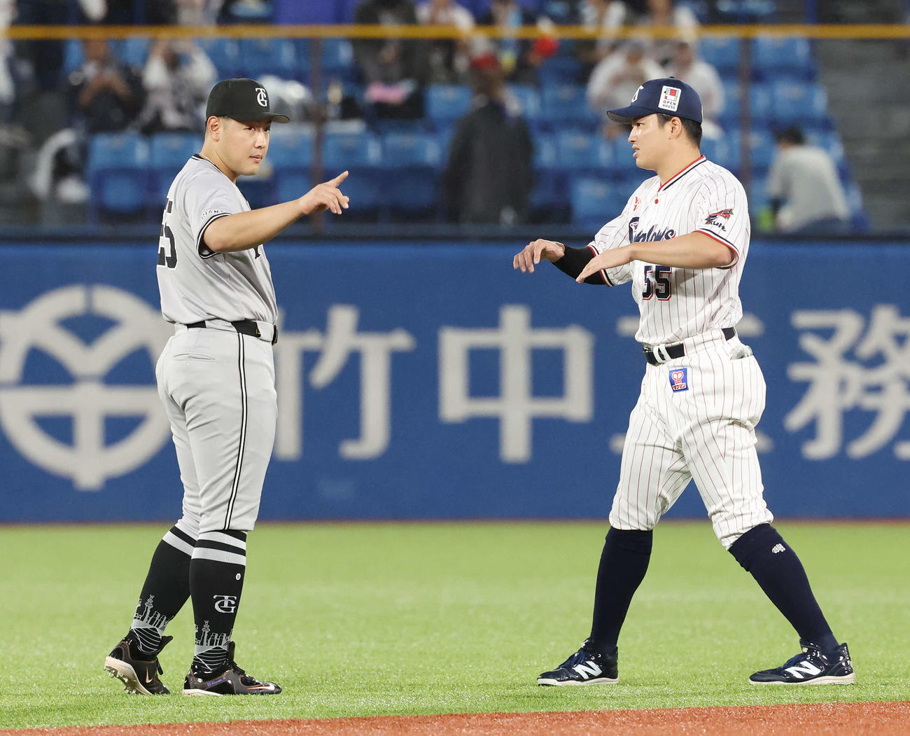 ヤクルト対巨人　試合前、言葉を交わす巨人岡本和（左）とヤクルト村上（撮影・宮地輝）