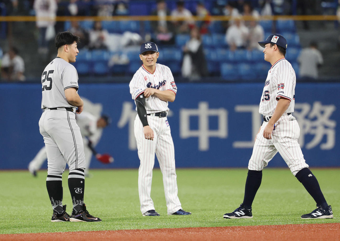 ヤクルト対巨人　試合前、言葉を交わす巨人岡本和（左）とヤクルト西川（中央）と村上（撮影・宮地輝）