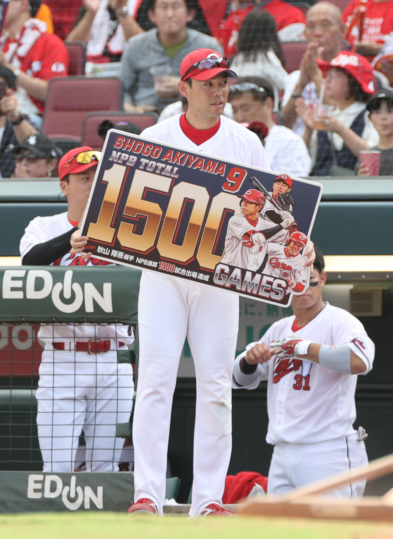広島対中日　1500試合出場達成の秋山（撮影・加藤孝規）