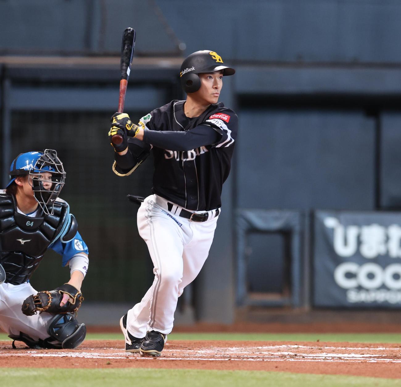 日本ハム対ソフトバンク　2回表ソフトバンク1死二、三塁、右前に2点適時打を放つ柳町（撮影・黒川智章）