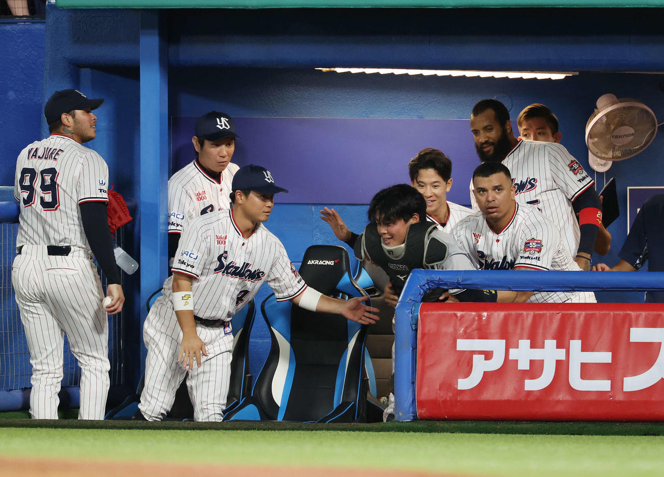 ヤクルト対巨人　1回裏ヤクルト2死二塁、山田のフライを追いかけヤクルトベンチに突っ込んだ山瀬（中央）（撮影・宮地輝）