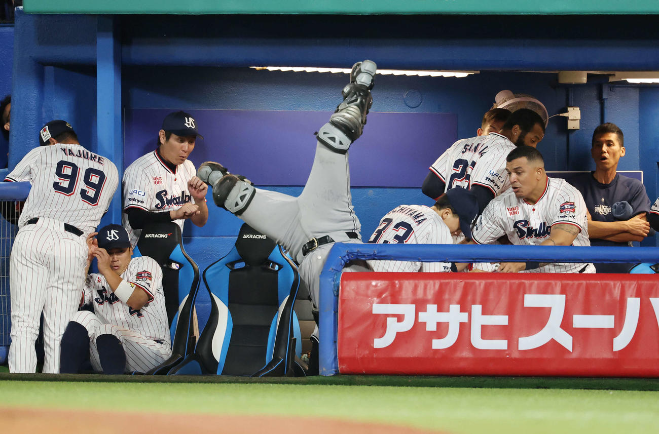 ヤクルト対巨人　1回裏ヤクルト2死二塁、山田のフライを追いかけヤクルトベンチに突っ込む山瀬（中央）（撮影・宮地輝）