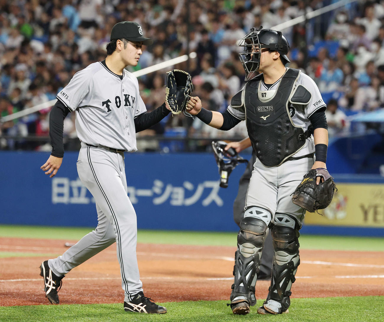 ヤクルト対巨人　7回裏を3者凡退に抑えタッチする巨人西舘（左）と山瀬（撮影・宮地輝）