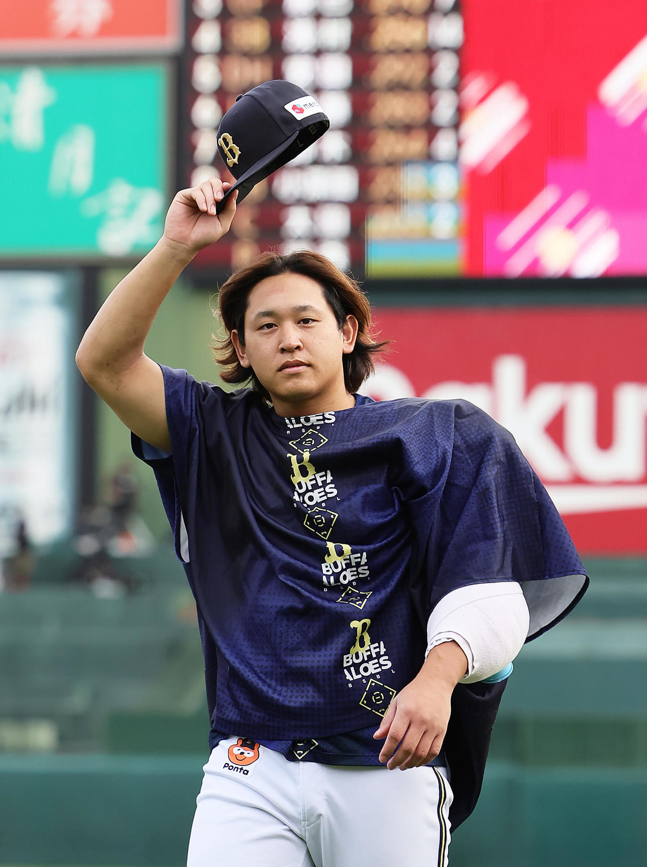 楽天対オリックス　7回無失点で勝利を挙げ、声援に手を振って応えるオリックス宮城（撮影・足立雅史）