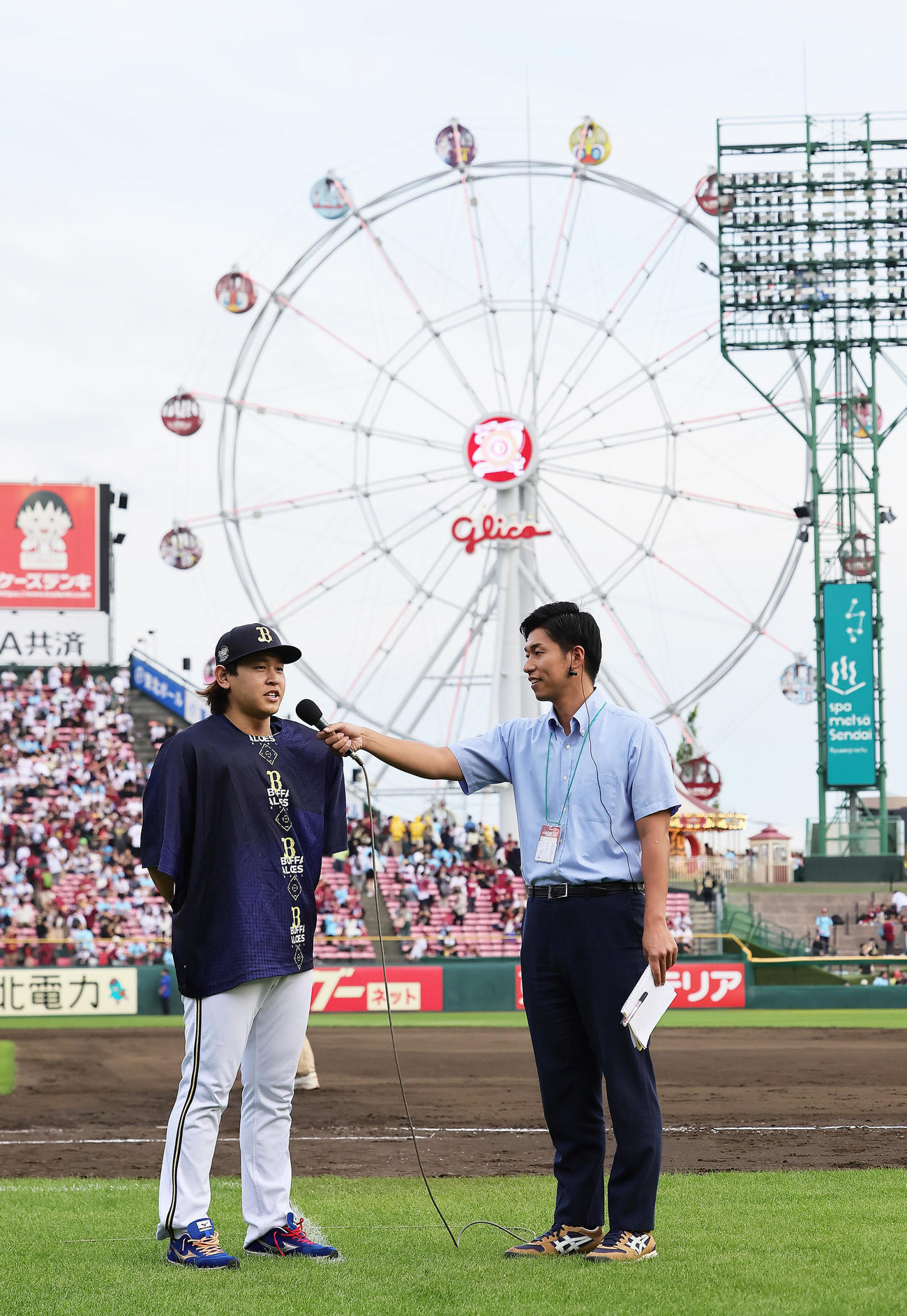楽天対オリックス　7回無失点で勝利を挙げ、ヒーローインタビューに答えるオリックス宮城（撮影・足立雅史）