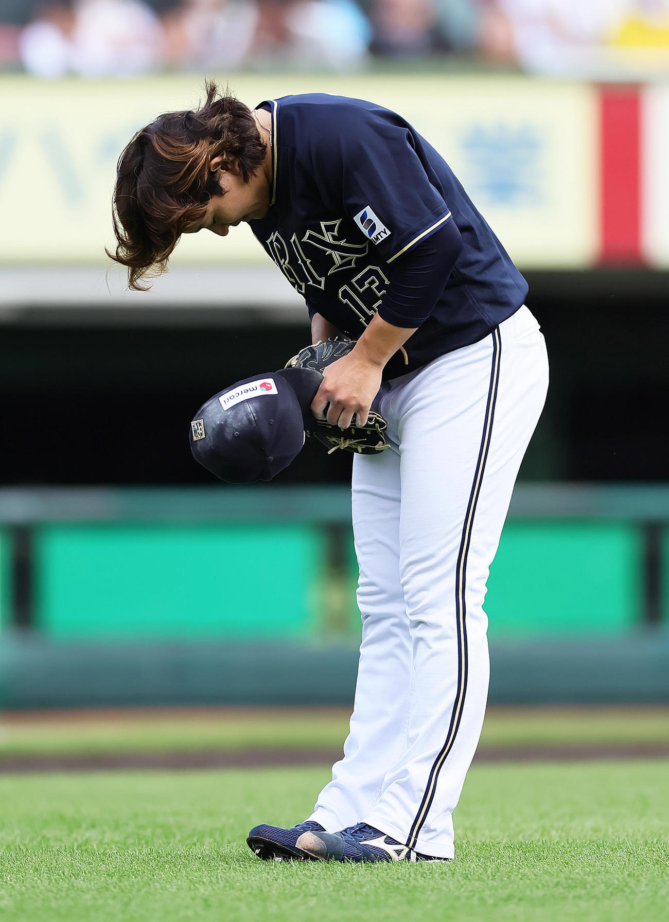 楽天対オリックス　6回裏楽天2死一、三塁、鈴木大に死球を与え頭を下げる宮城（撮影・足立雅史）