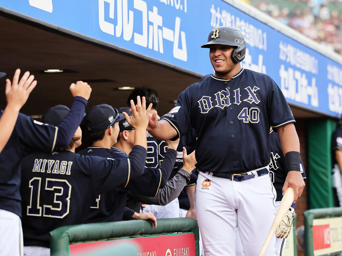 楽天対オリックス　4回表オリックス1死二、三塁、茶野の2点適時二塁打で生還したセデーニョ（右）は宮城とタッチを交わす（撮影・足立雅史）
