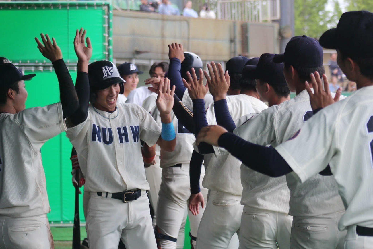 新医大対上武大　盛り上がる新医大ベンチ（新潟医療福祉大野球部提供）