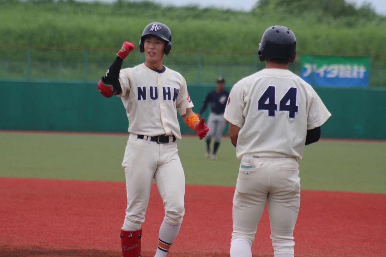新医大対上武大　4回表新医大無死三塁、先制打を放ちガッツポーズする熊倉（新潟医療福祉大野球部提供）